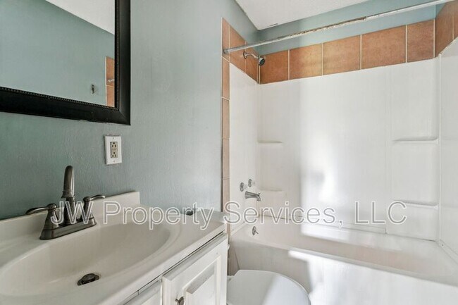 Building Photo - 206 Sunset Dr