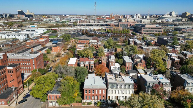 Building Photo - Charming Victorian Lafayette Square town home