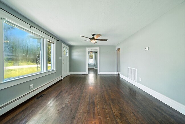 Building Photo - Charming 1950s 3 bed /2 bath Bungalow on S...
