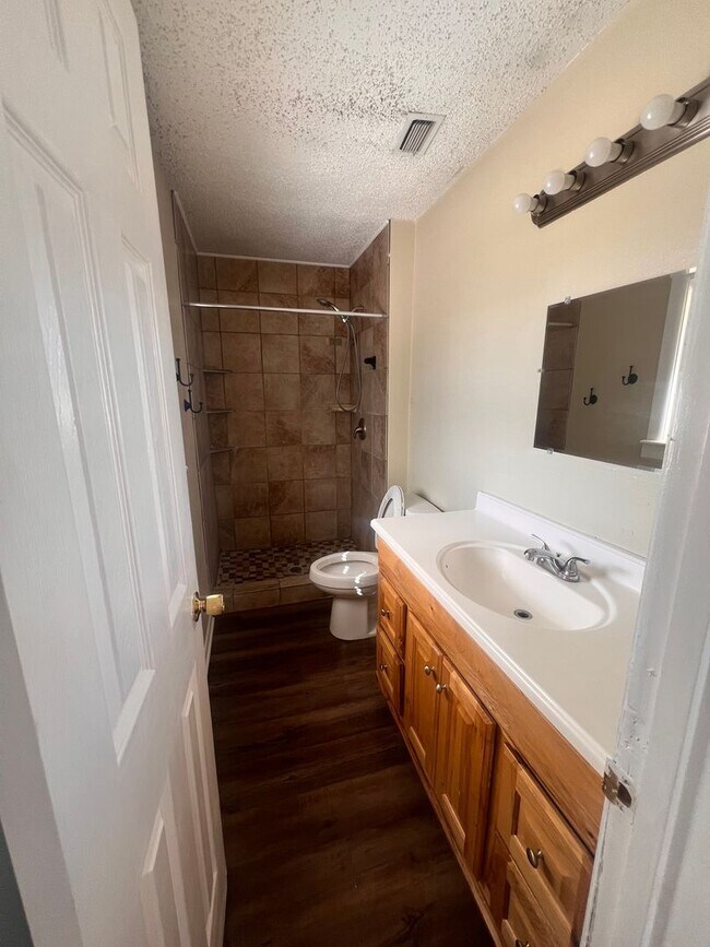 Building Photo - BACK ON THE MARKET!!!  Large Ranch Style Rambler home in Ridgewood