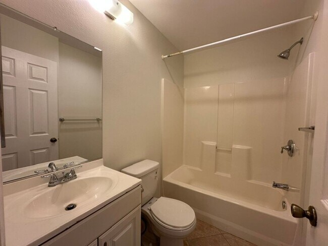 Building Photo - 22865 Del Valle St