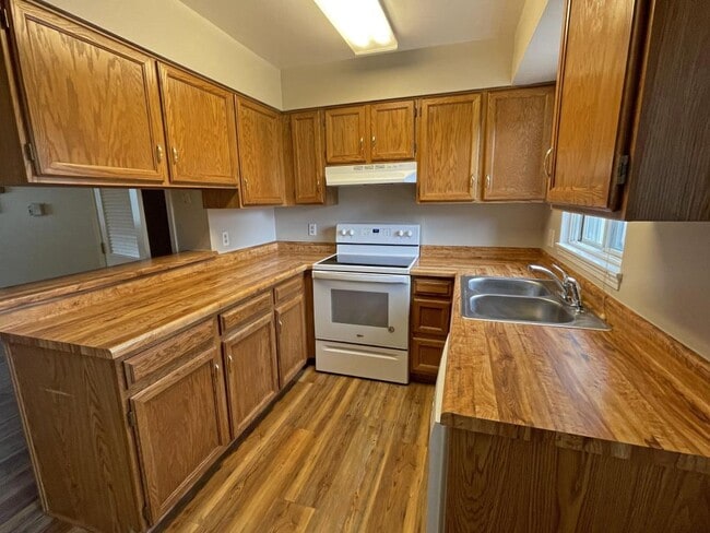 Building Photo - 3426 Queen Anne Way