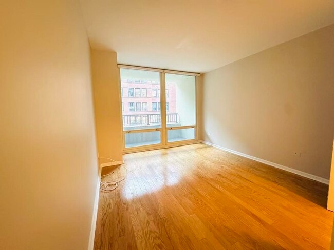 Building Photo - 345 N La Salle Dr