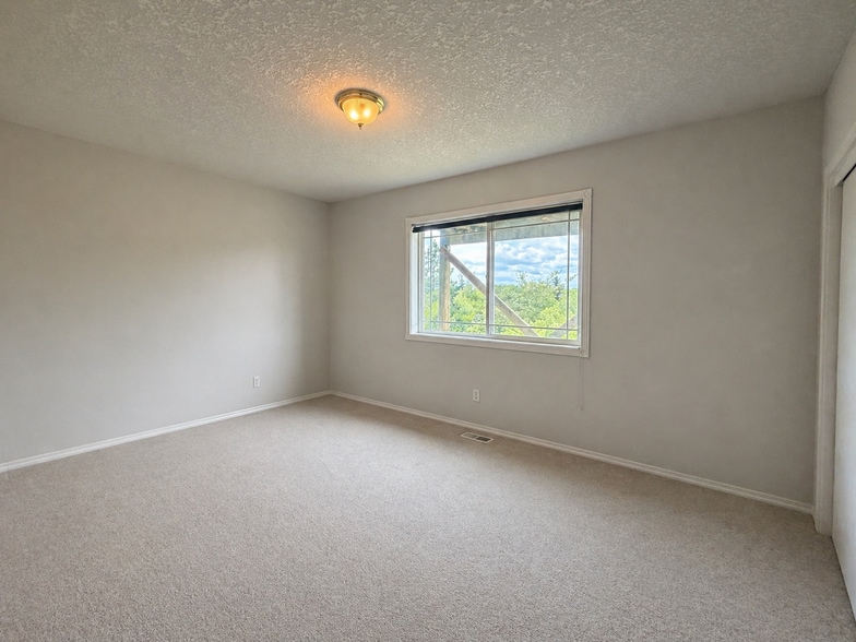 Building Photo - 2437 SW Linneman Dr