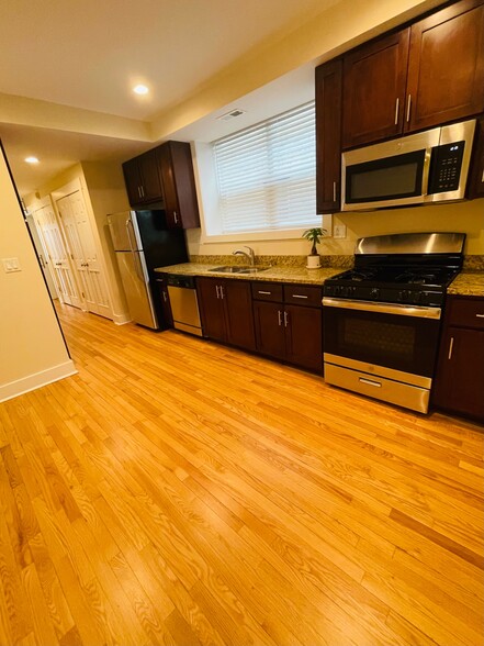 Kitchen - 7408 N Hoyne Ave