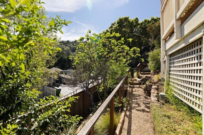 Building Photo - 43 Baywood Terrace