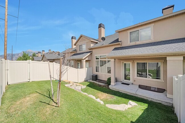 Building Photo - Beautiful 3 Bed Ivory Ridge T/home w 2 car...