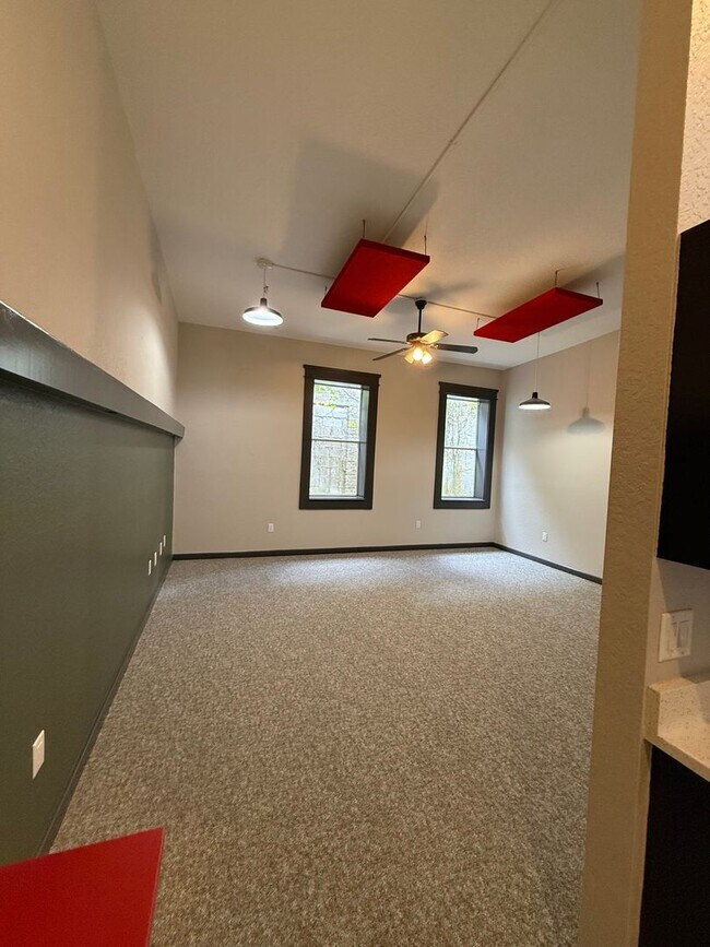 Building Photo - 208 E Pine St