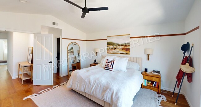 Building Photo - Spacious Eastside Costa Mesa Home