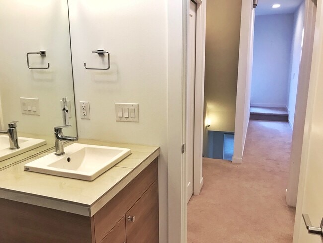 Building Photo - Gorgeous, Airy Townhome on Treelined Stree...