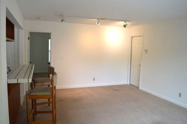 Building Photo - Charming Single-Level Condo in Mill Valley...