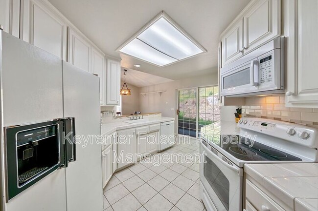 Building Photo - 5456 Oak Leaf Cir
