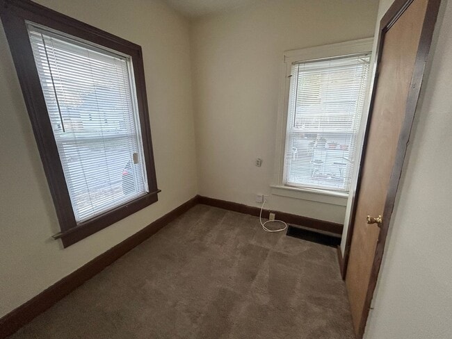 Building Photo - Charming One-Bedroom Home with Den and Cov...