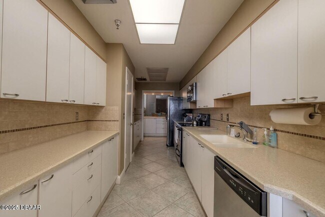 Building Photo - Coastal Living meets convenience in the He...