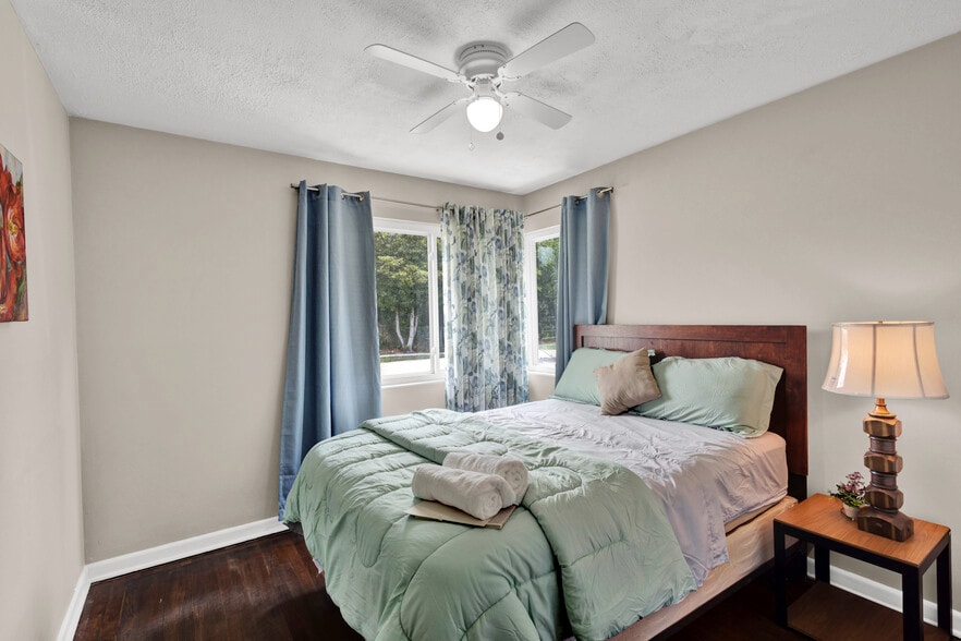 Bed room 1 - 7464 Old Kings Rd S