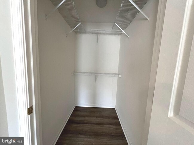 Building Photo - Gorgeous light filled 2 bedroom 2 bath con...