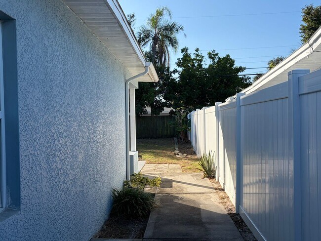 Building Photo - Freshly North St Pete 4 Bedroom Home