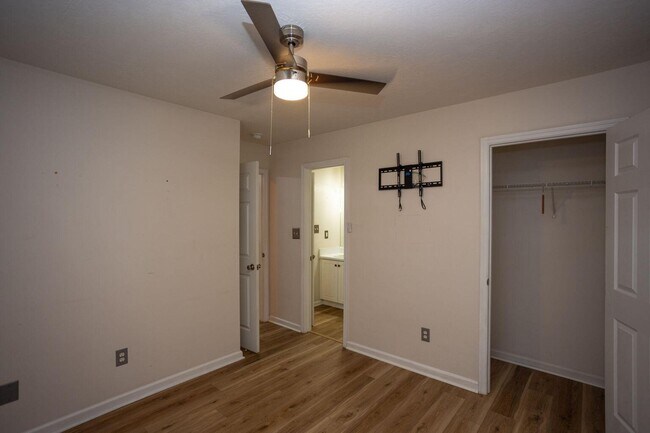 Building Photo - 6053 Sanibel Dr