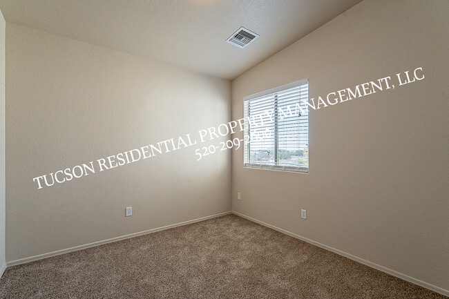 Building Photo - 5891 E Farmridge Dr