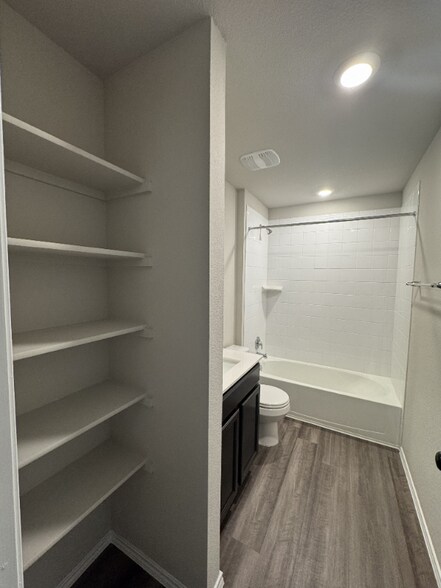 Building Photo - 402 Stone Vly Rd