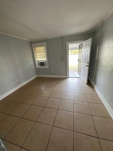 Building Photo - 2534 Moncrief Rd