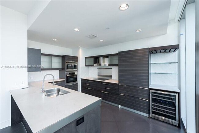Building Photo - 200 Biscayne Blvd Way
