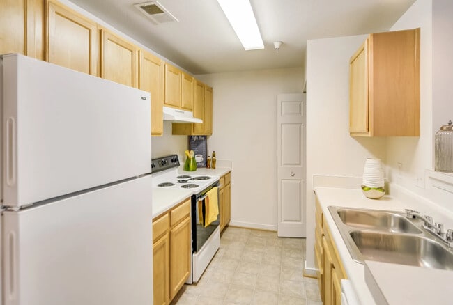 Building Photo - Creekpointe Apartments