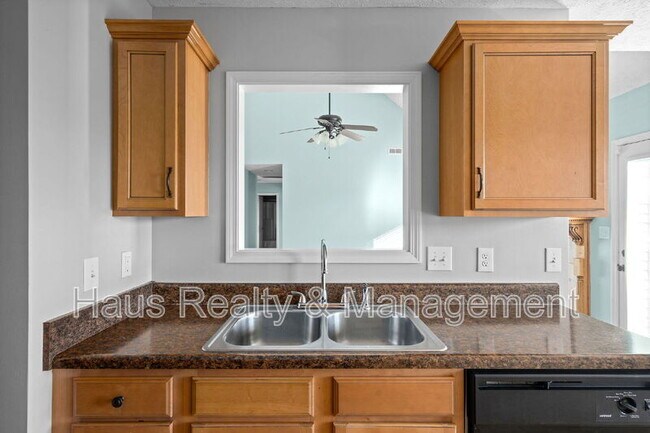 Building Photo - 3565 Southwood Dr