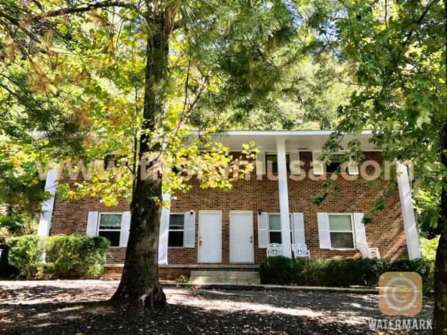 Building Photo - Hixson Townhome: 3 Bed/1.5 Bath; 2 Stories...