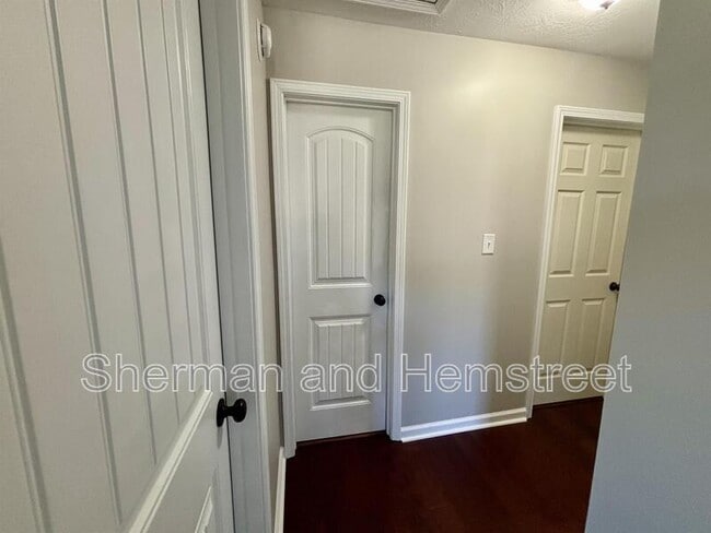Building Photo - 1426 Collins Dr