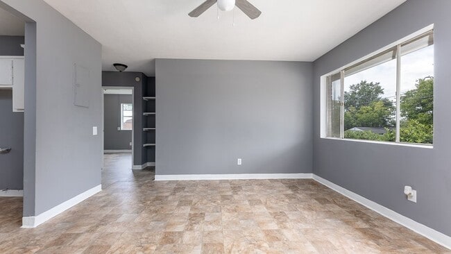 Building Photo - Centrally Located 2 bedroom 1 bathroom!!