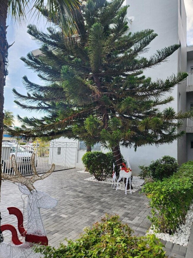 Building Photo - 11750 NE 16th Ave