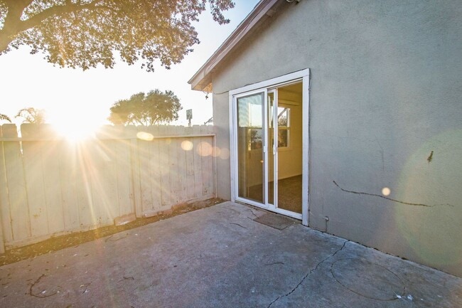 Building Photo - Charming Light Filled Ventura 2 Bd Cottage...
