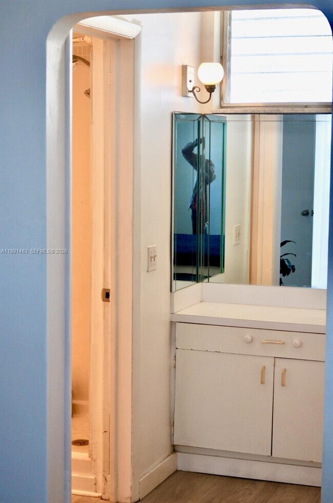 Building Photo - 2910 Point E Dr