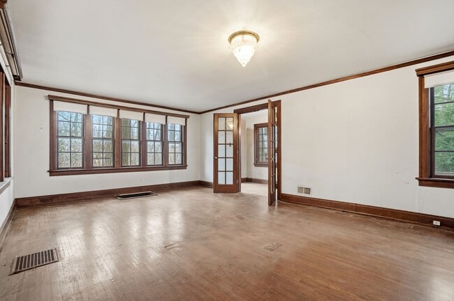 Building Photo - Private House on iuka ave Ravine – Central Campus – Newly Renovated - Flexible Pricing