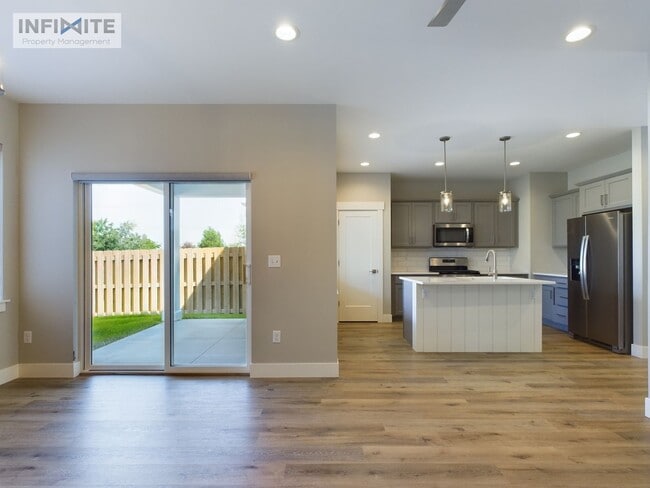 Building Photo - Bozeman Stunner!