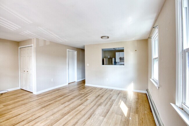 Building Photo - Lovely 3 Bedroom 1 Bathroom - 1st Floor with/ Washer and Dryer