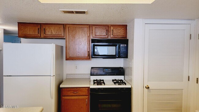 Building Photo - 7025 Crown Ridge Dr