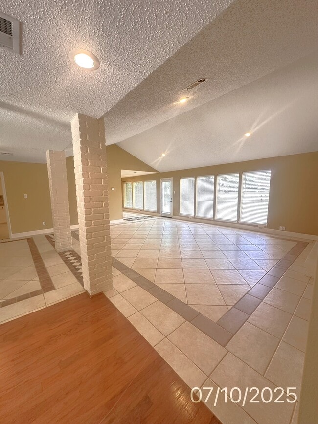 Building Photo - 20326 Spoonwood Dr