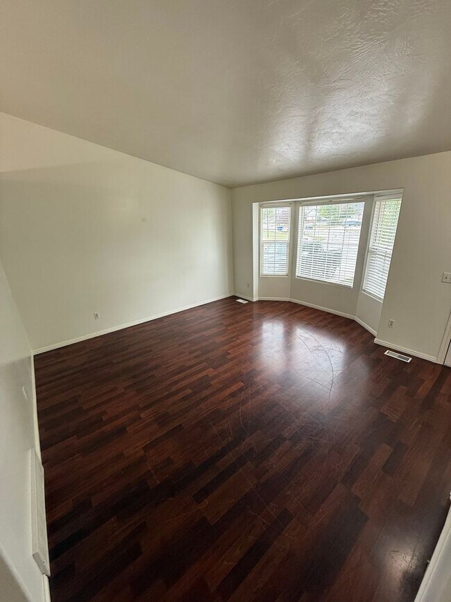 Building Photo - 4 Bed/ 3 Bathroom house in West Jordan