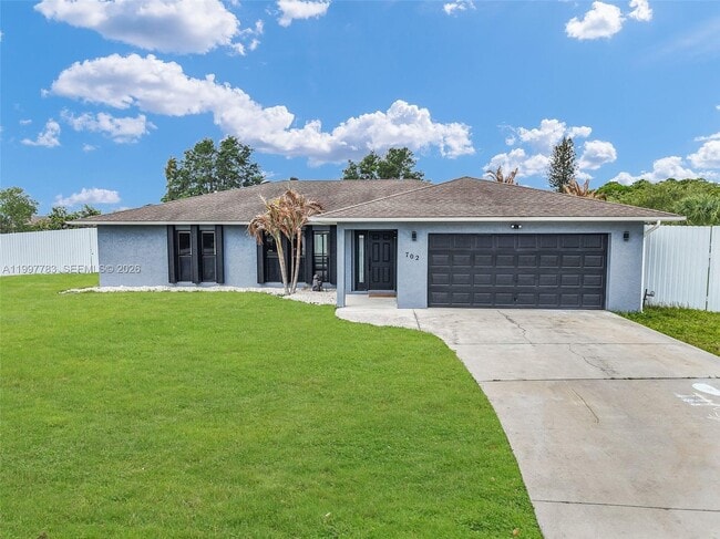 Building Photo - 702 NW Orchid St