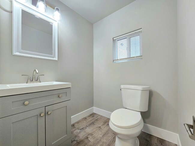 Building Photo - Newly Remodeled 2 Bedroom 1 Bath in Granit...