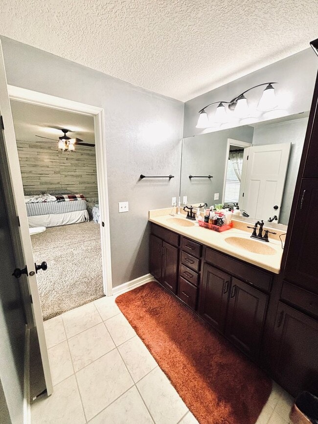 Building Photo - ONE OF A KIND 5bed/4bath!  *HOME THEATER* ...