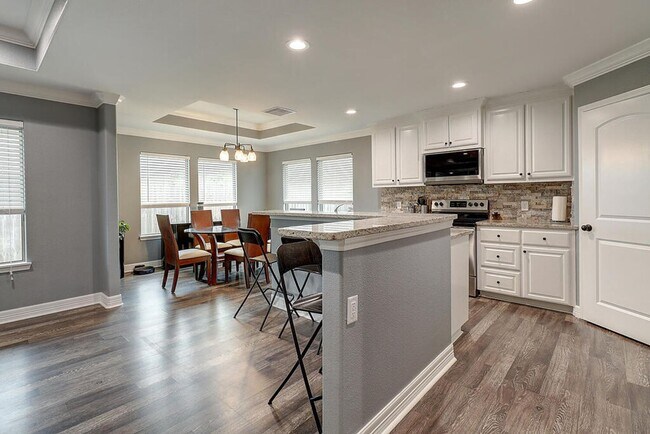 Building Photo - 7202 Lake Melody