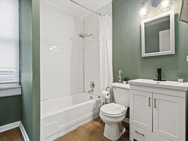 Building Photo - Updated 3 Bed / 1 Bath Duplex — Lower East...
