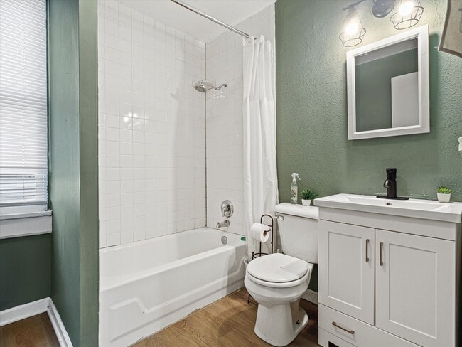 Building Photo - Updated 3 Bed / 1 Bath Duplex — Lower East Side Milwaukee