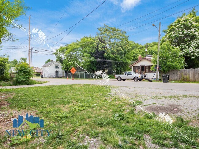 Building Photo - 416 S Yale Ave