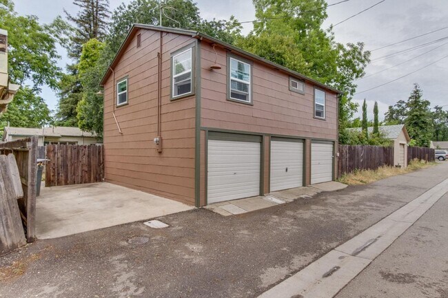 Building Photo - Beautiful and Cozy 2BR 1BA Apartment w/ 1 Car Garage + Fenced Yard + Quartz Countertops in Roseville