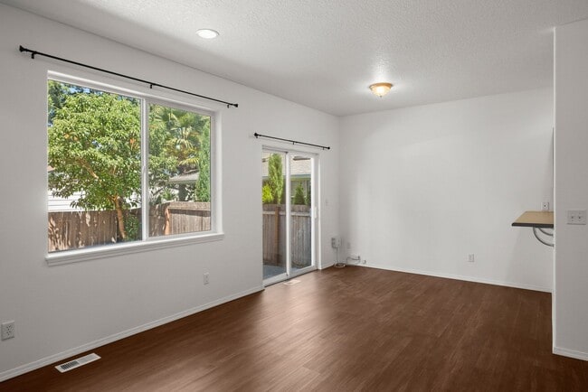 Building Photo - Recently updated 3 bedroom, 2.5 bath Townhouse in Beaverton