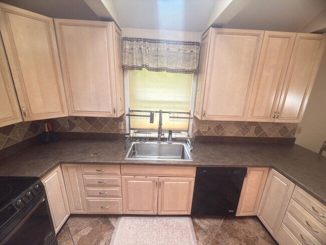 Building Photo - Charming 3-Bedroom Home + Bonus Room in Prime Niskayuna Location!